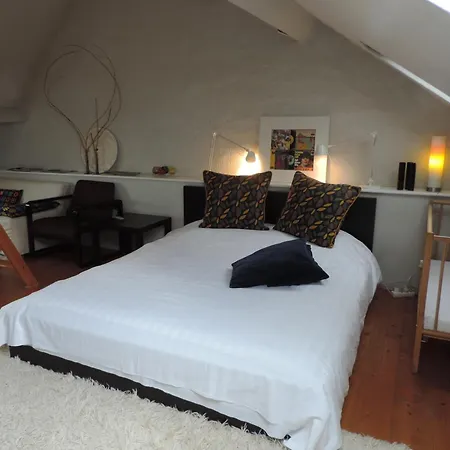 B&B Lodging At 8-2